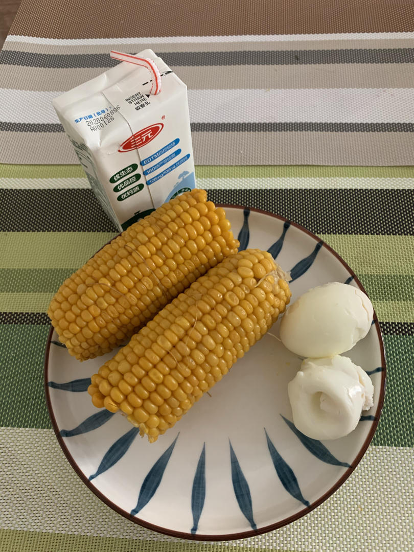 轻食美人早餐打卡Day7玉米，煮鸡蛋，南美白虾，胡萝卜牛油果奶昔