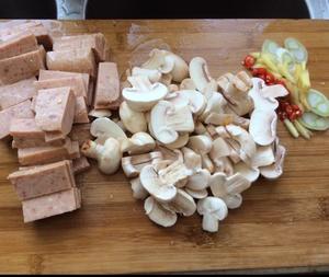 午餐肉炒蘑菇的做法 步骤1
