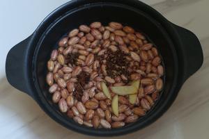 凉拌五香花生豆的做法 步骤3