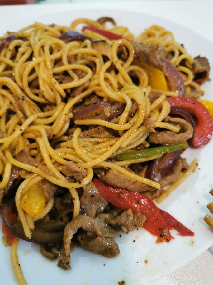 黑椒牛柳炒意面
