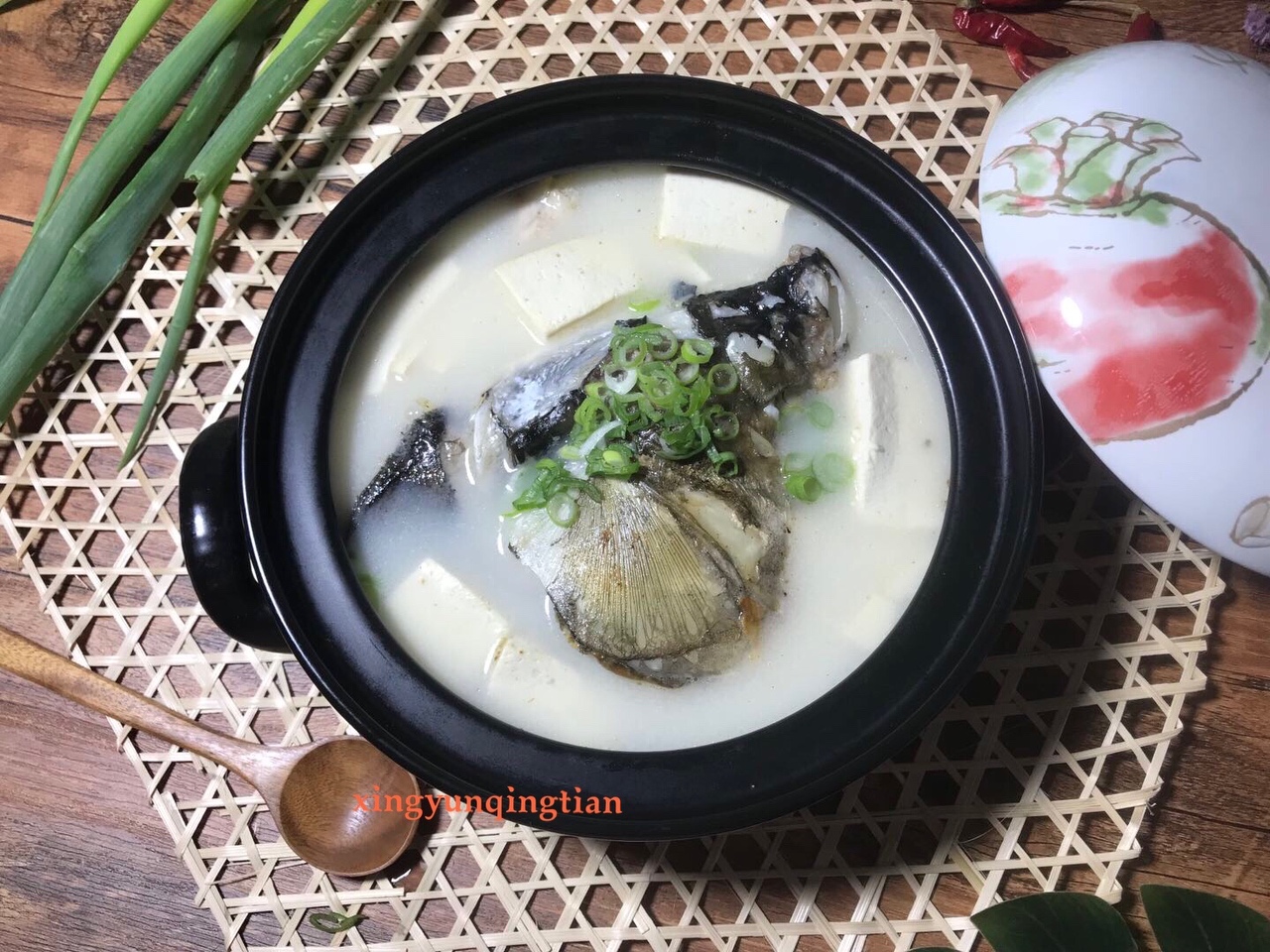 鱼头汤（鱼头豆腐时蔬汤、味鲜汤白有窍门)的做法 步骤15