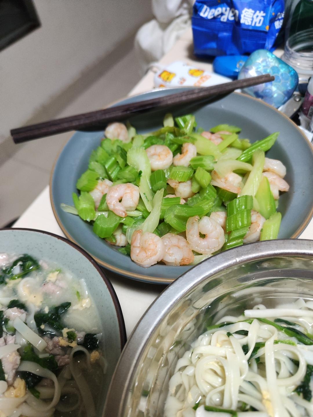 怎样炒出饭店级别的幼嫩西芹（附正确的西芹处理手法）