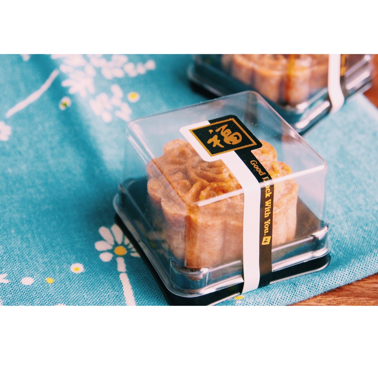 一口广月之小小蛋黄莲蓉月饼