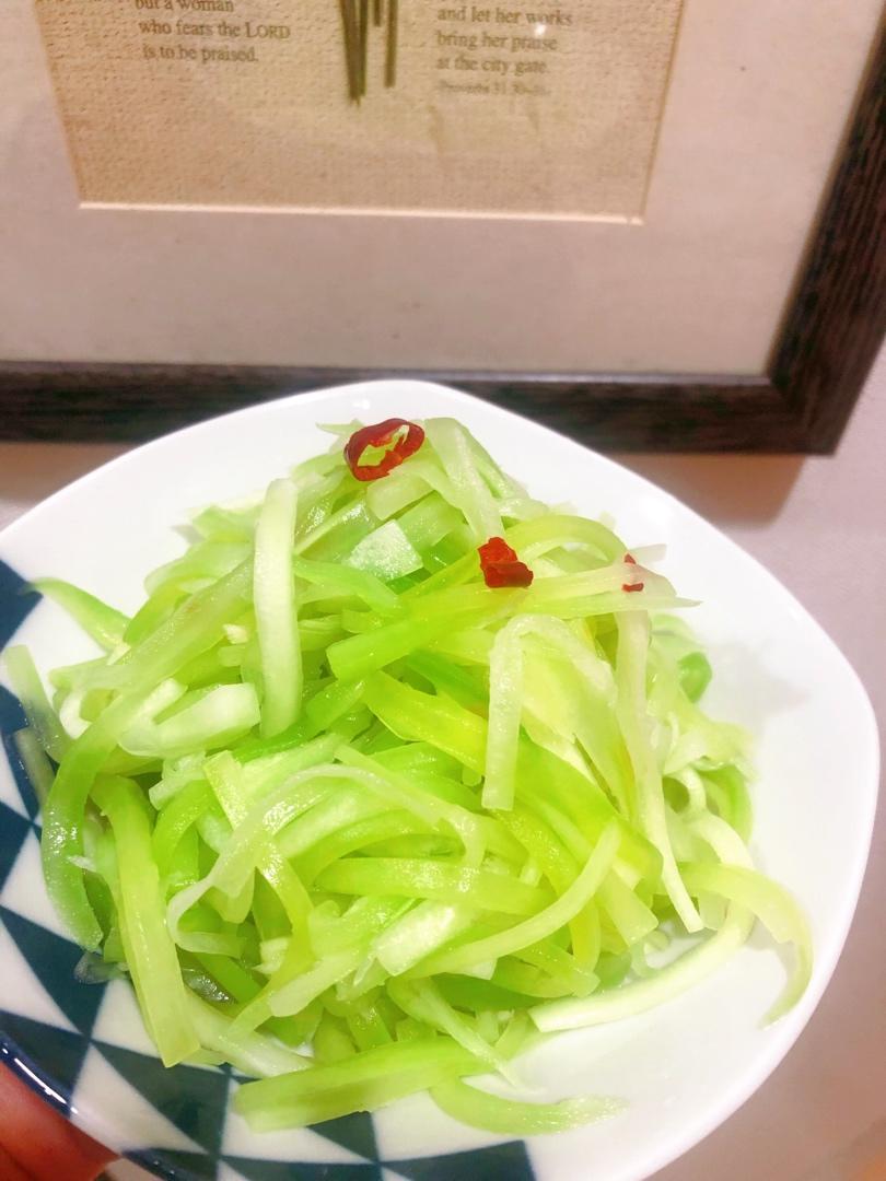 厨师长教你：夏日开胃小菜“凉拌莴笋丝”的家常做法，简单易学赶紧收藏吧