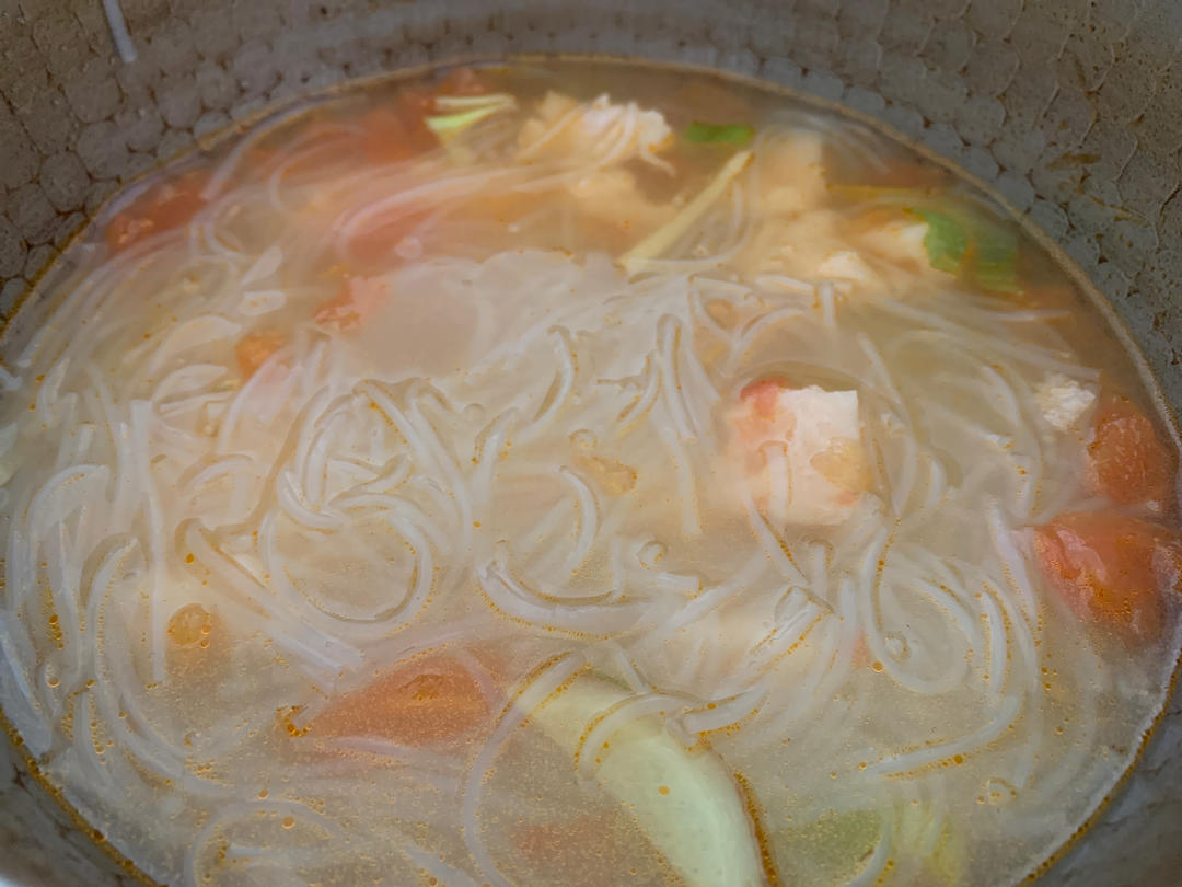 减脂餐｜番茄虾滑粉丝汤，汤鲜味美～