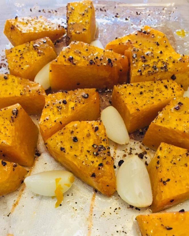 宴客 烤南瓜 cromit做的烤南瓜 南瓜,蒜瓣,橄榄油,黑胡椒,盐
