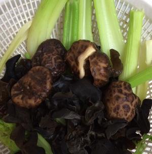 芹菜香菇木耳虾米瘦肉饺子的做法 步骤1