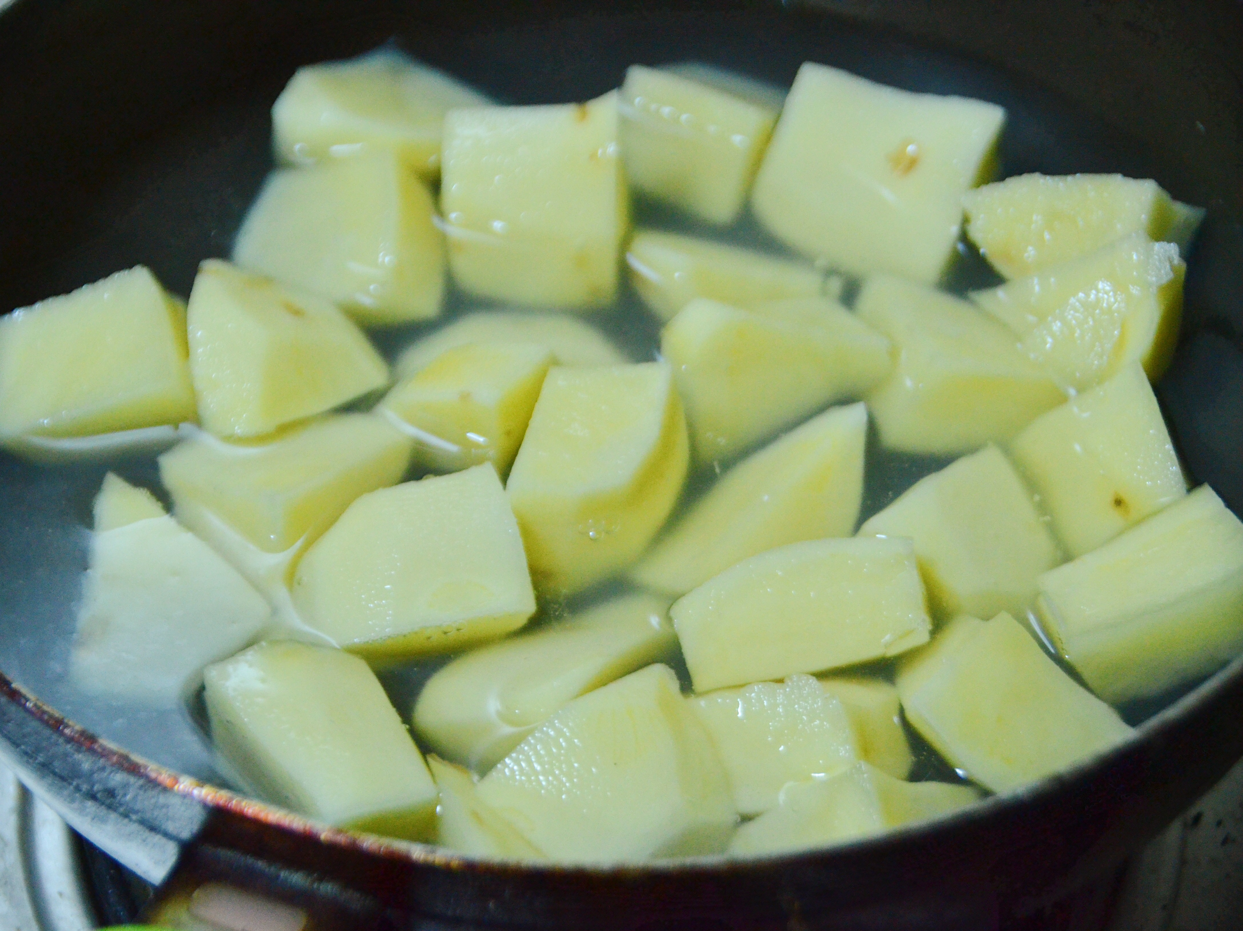 懒料理—青（罗勒）酱烤土豆的做法 步骤1