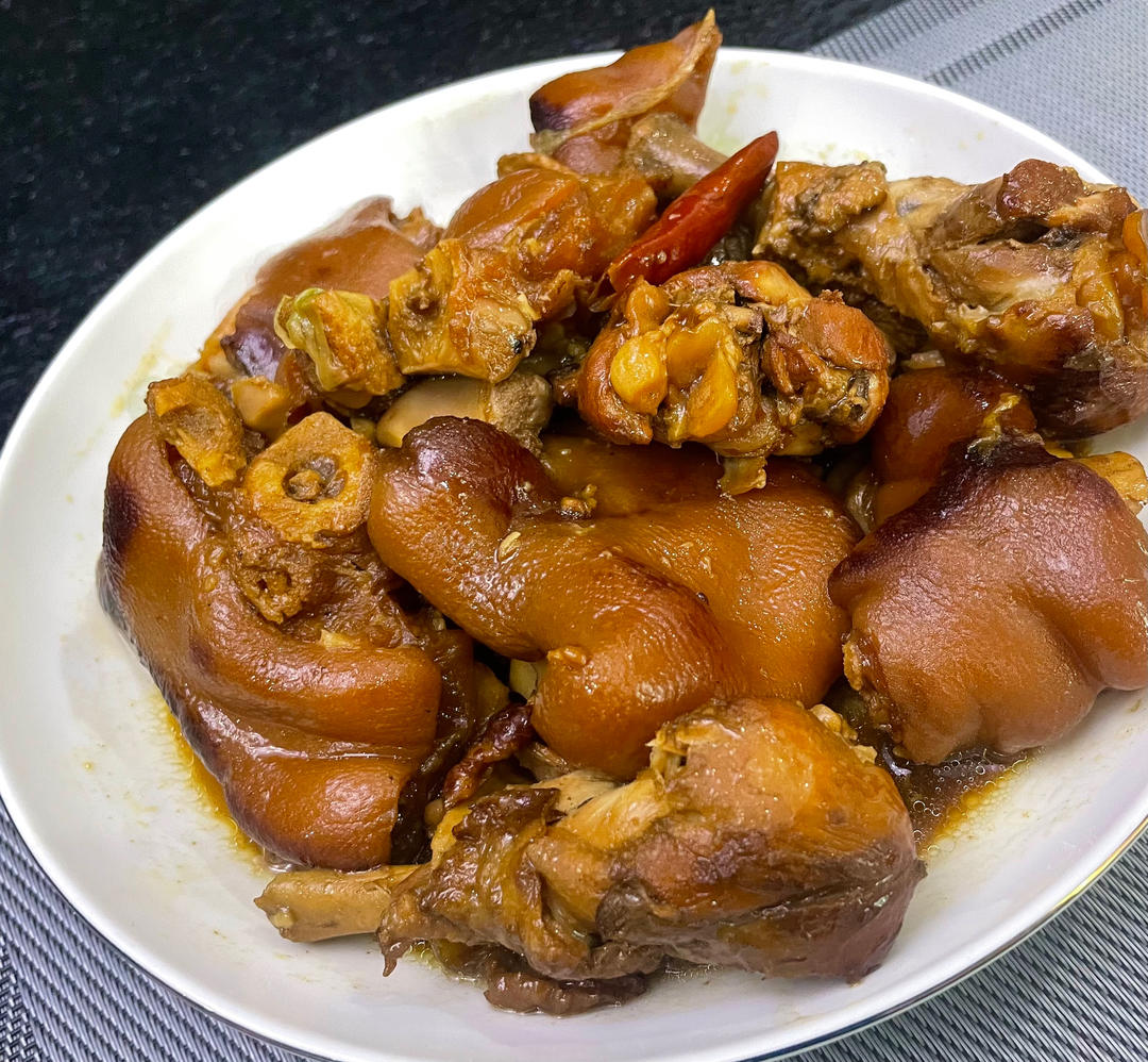 猪蹄炖鸡腿(热菜)的做法