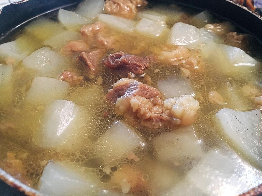白萝卜牛腩汤