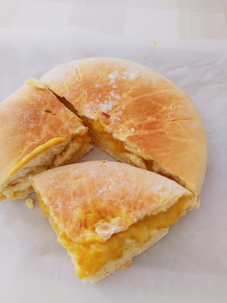 超级好吃的西贝芒果奶酪包的做法