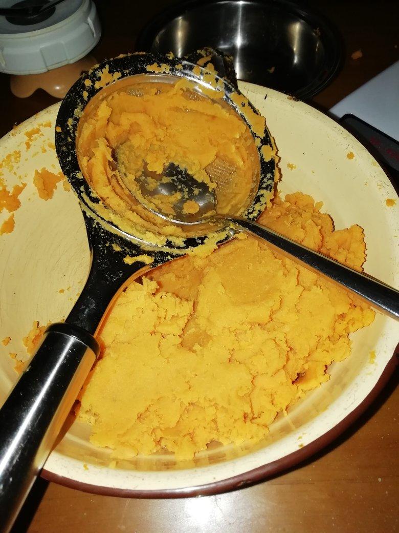 做蛋黄酥的紫薯馅