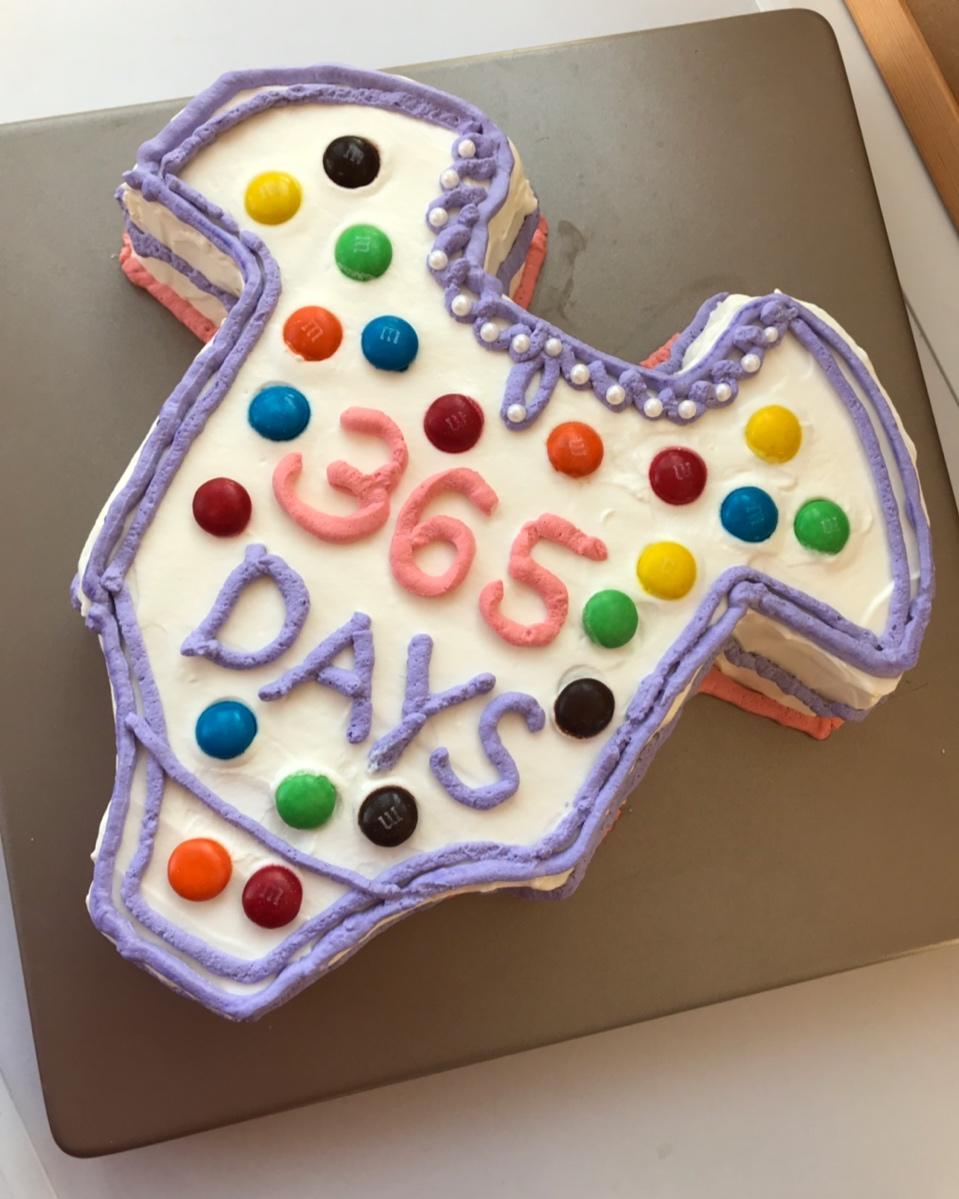 宝宝连体衣纪念日蛋糕