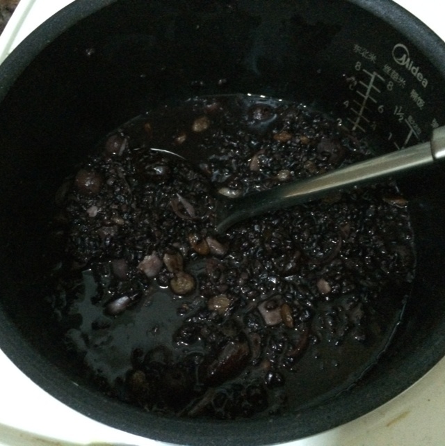 花生红枣黑米粥