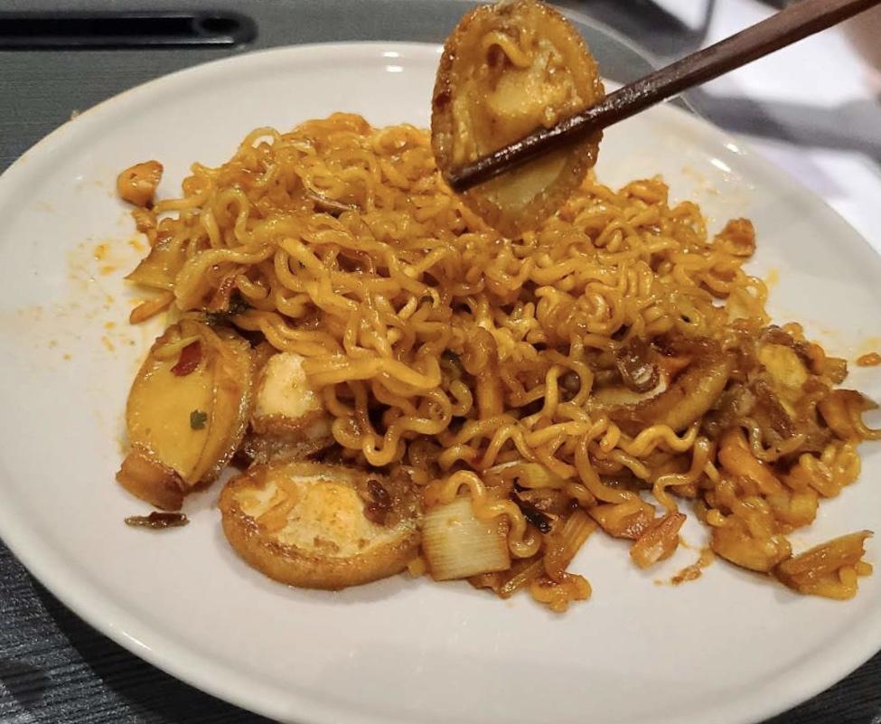 鲍鱼炒方便面的做法