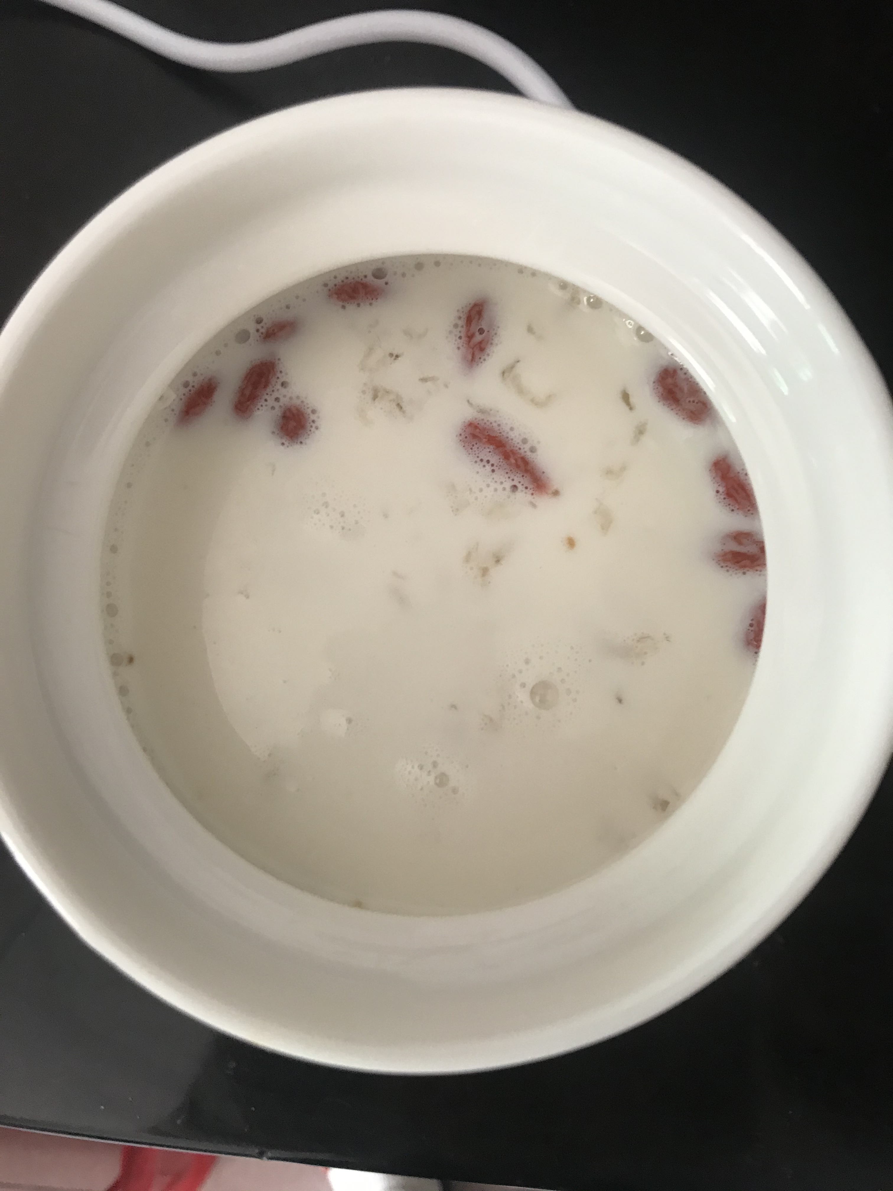 牛奶红枣枸杞燕窝的做法