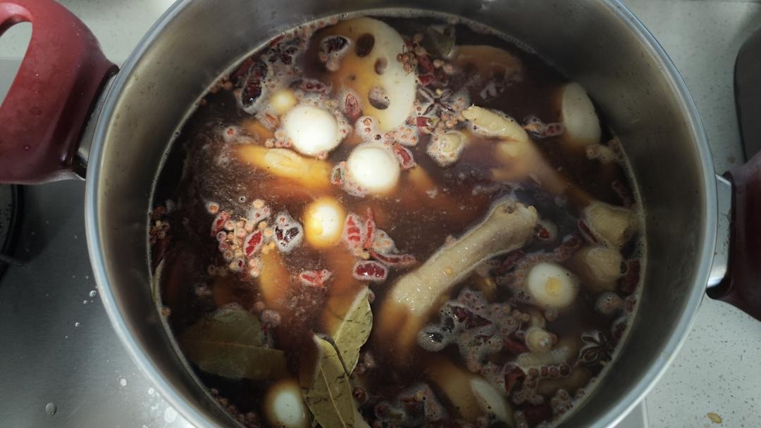 卤牛肉 卤鹌鹑蛋 卤鸡脚 卤藕片，各种卤