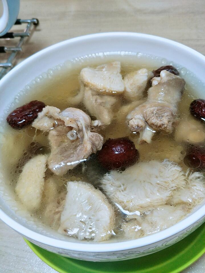 功效,新鲜猴头菇搭配鸡肉和红枣,是一道营养滋补又味道鲜美的养生汤品