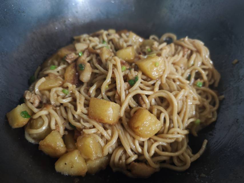 千万别学我这样做焖面！我怕你吃三碗都不够