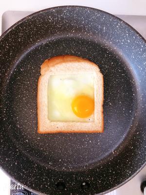 香脆可口的煎蛋火腿面包片的做法 步骤2