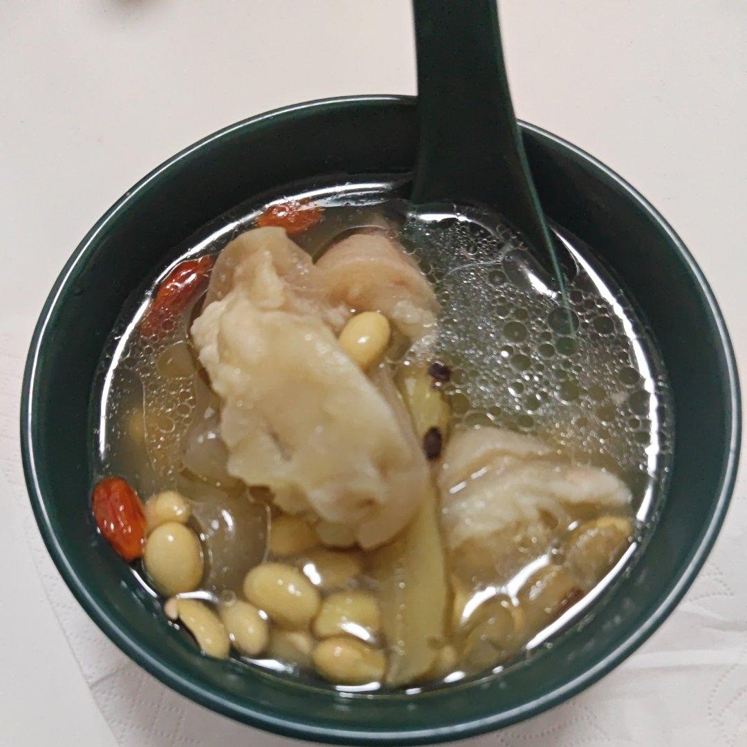 猪蹄黄豆汤