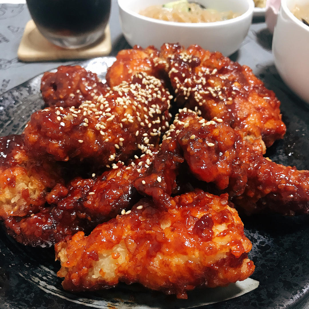 爱新觉罗赵四做的甜辣蒜香的韩式炸鸡最爱的炸鸡口味我可以吃超多