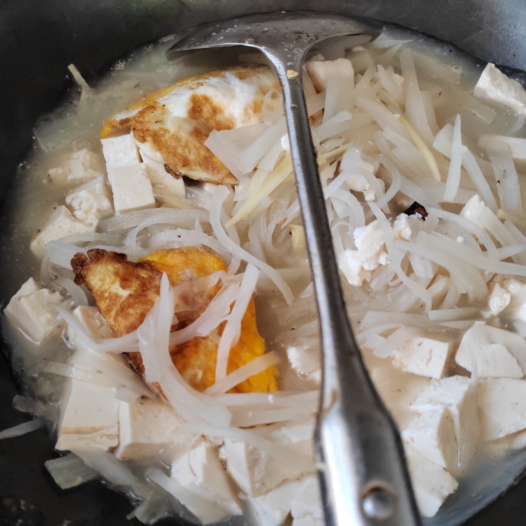 白萝卜煎蛋豆腐汤