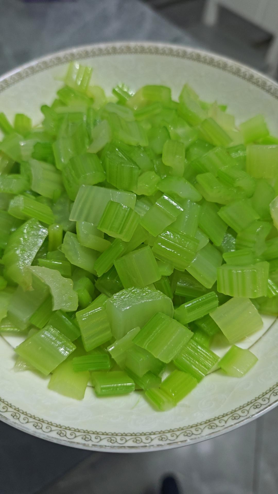 夏天必吃的一道凉菜～凉拌西芹