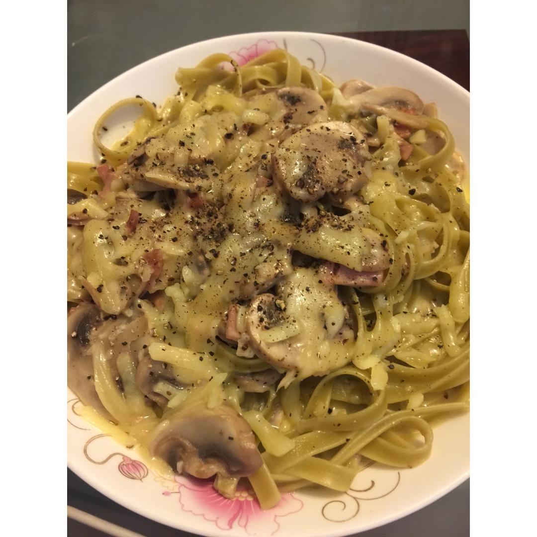 白蘑菇奶油培根意面