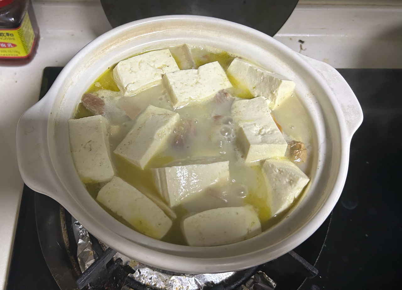 咸肉河蚌豆腐煲的做法