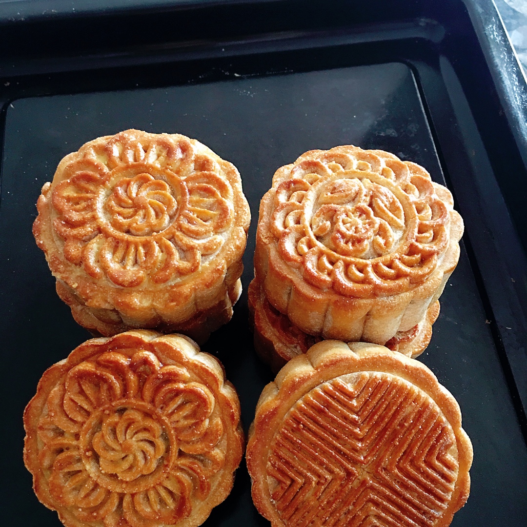 广式月饼—蛋黄芝麻月饼