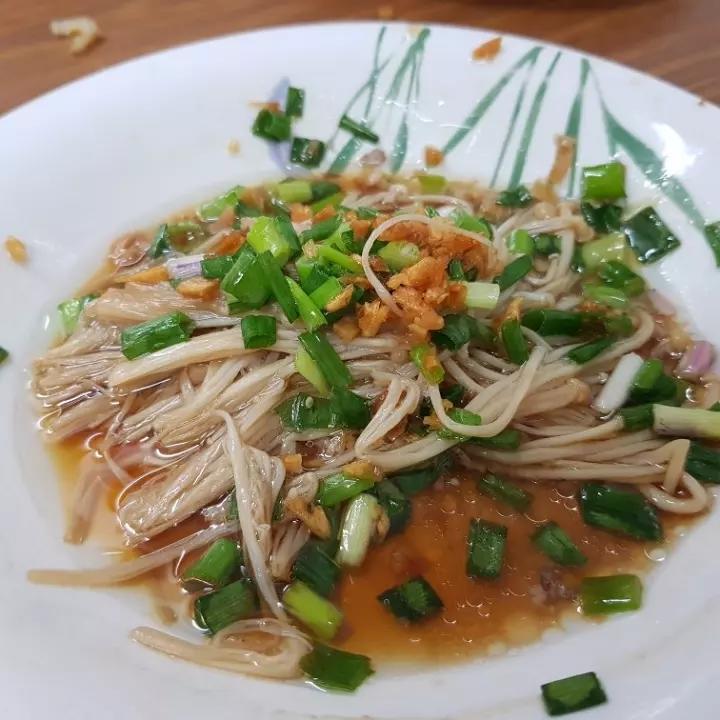 葱油金针菇——10分钟快手菜，你绝对不能错过的美味~