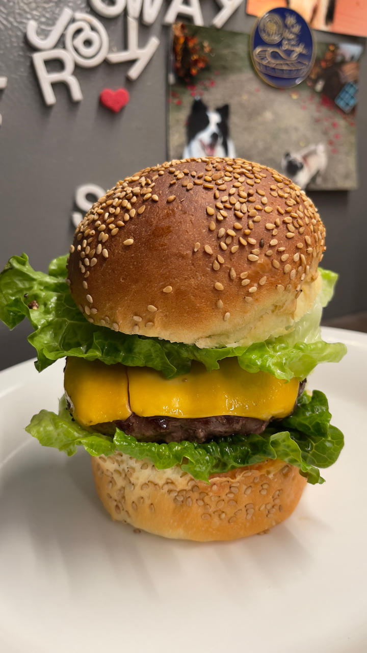 鲜嫩多汁的牛肉汉堡