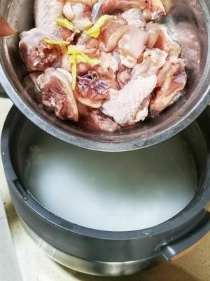 香滑生米鸡粥 煮粥小窍门的做法 步骤4