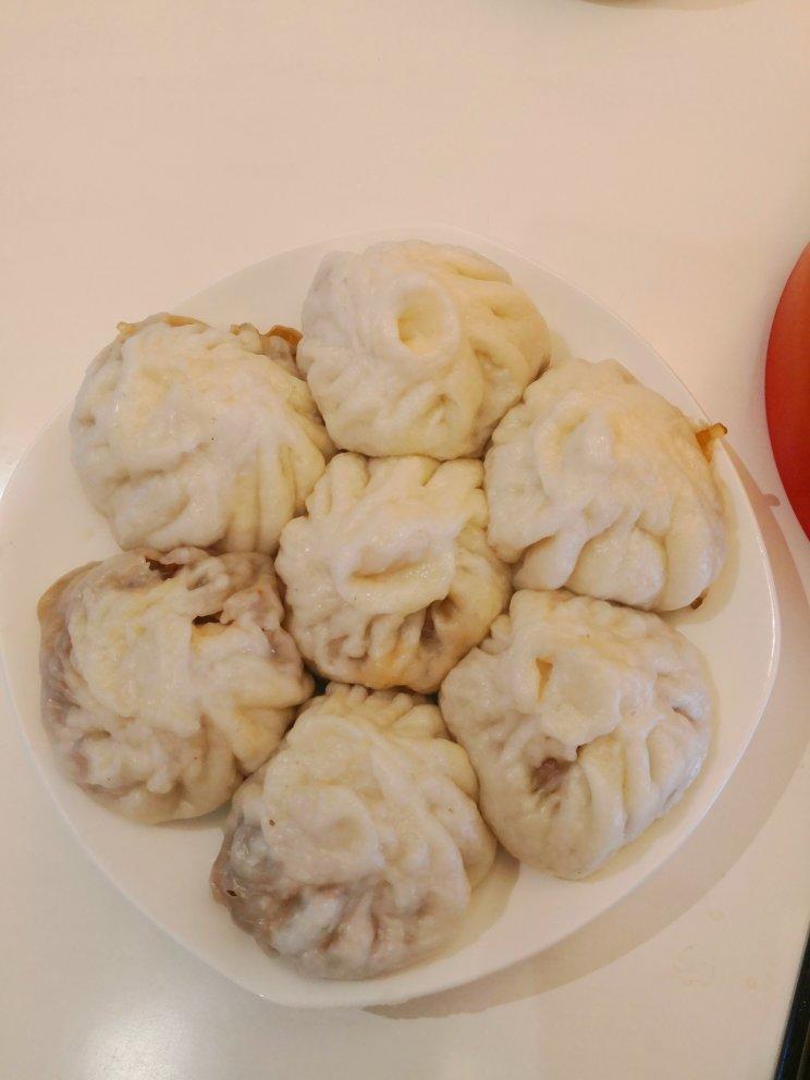 松软的素馅包子