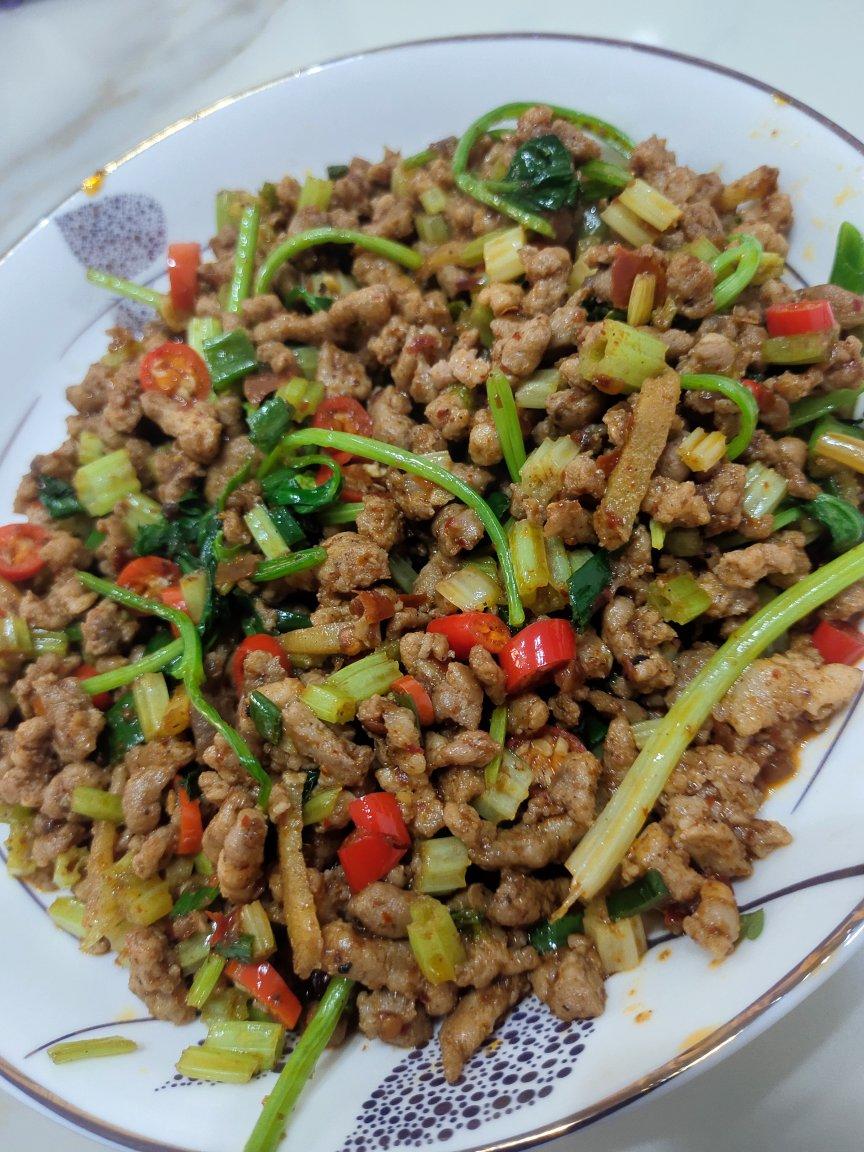 肉末炒香芹