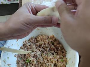 鲜香多汁的猪肉酸菜馅饺子的做法 步骤14