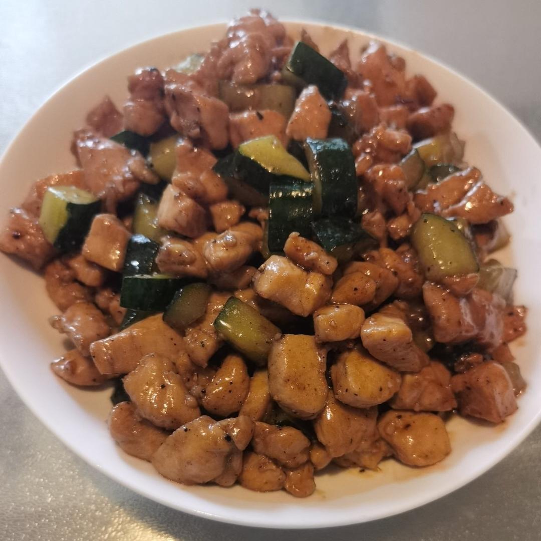 清爽解腻的黄瓜炒鸡胸肉，低脂低卡减肥食谱
