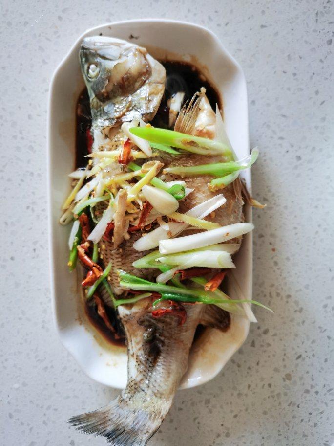 考究的清蒸鲈鱼
