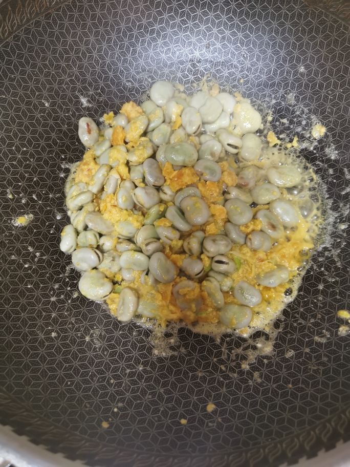 咸蛋黄炒蚕豆-春夏之交的专属味道的做法 步骤7