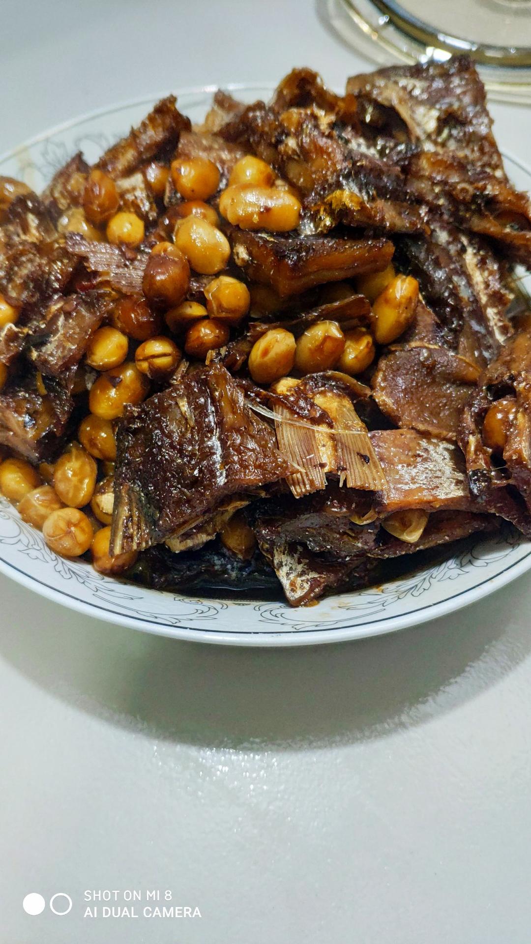 西涧幽草做的黄豆烧风干咸鱼