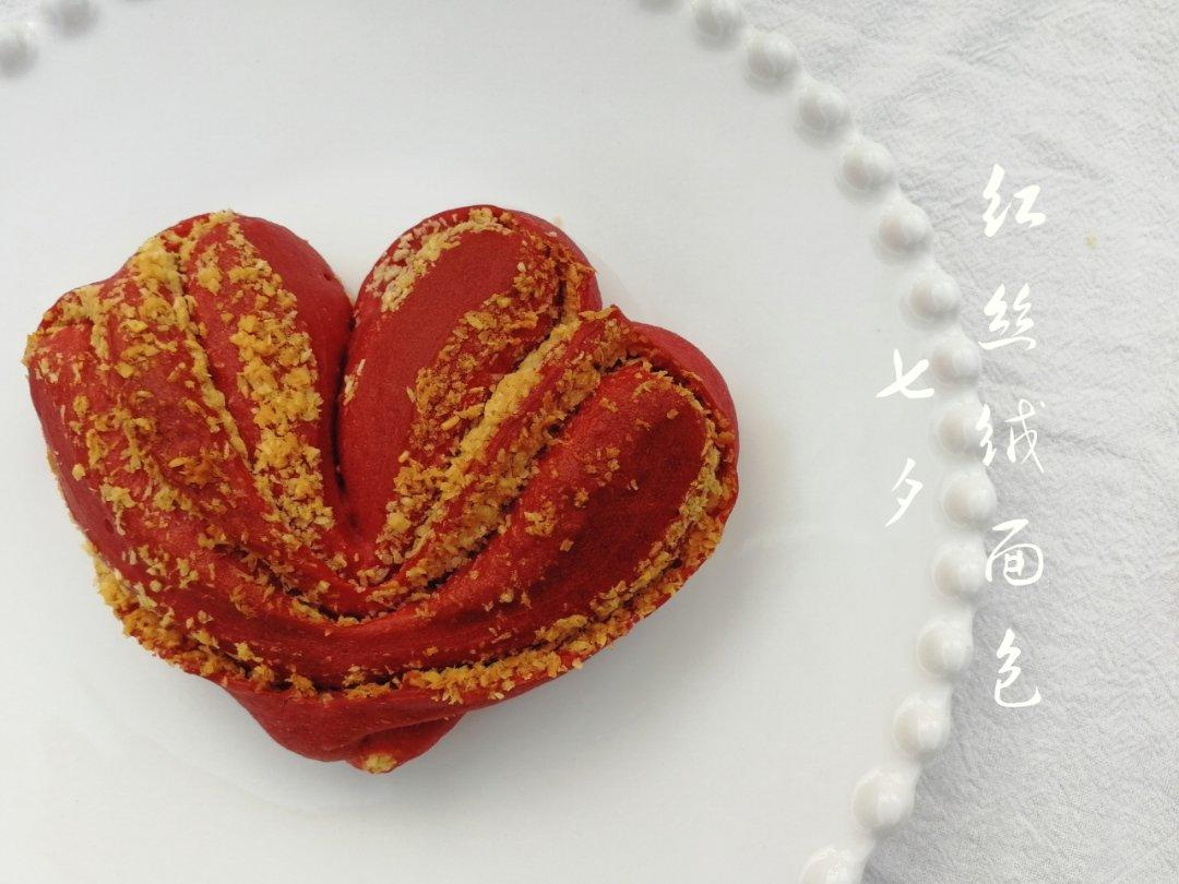 心形火龙果椰蓉面包