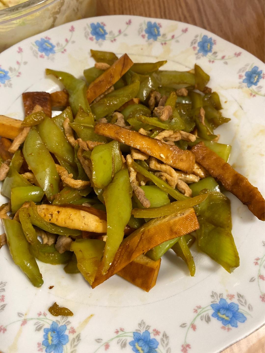 尖辣椒炒香干
