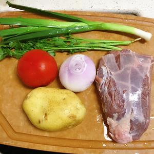 西红柿土豆牛肉煲，懒人菜，简单又好吃的做法 步骤1