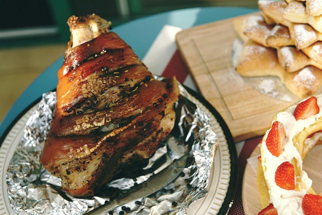 烤猪肘配苹果酱 Roast Leg of Pork with Apple sauce