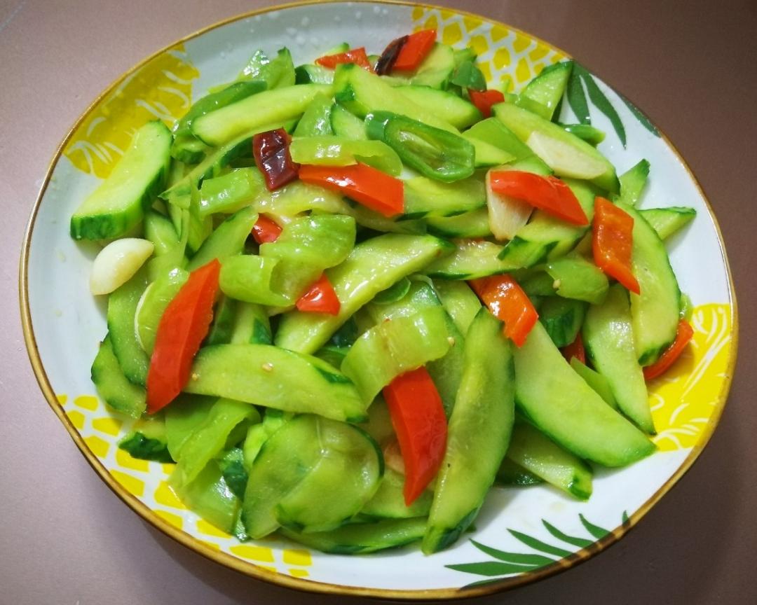 青红椒炒黄瓜片的做法