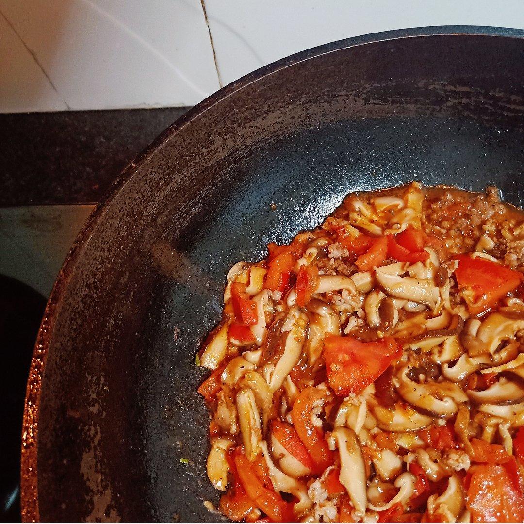 是谁来自山川湖海，却囿于昼夜厨房与爱。