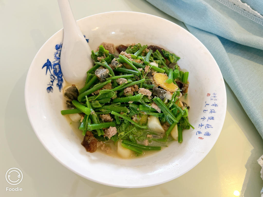 皮蛋瘦肉炒南瓜叶