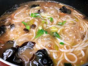 菌菇鸡汁米线，汤好鲜啊！的做法 步骤6
