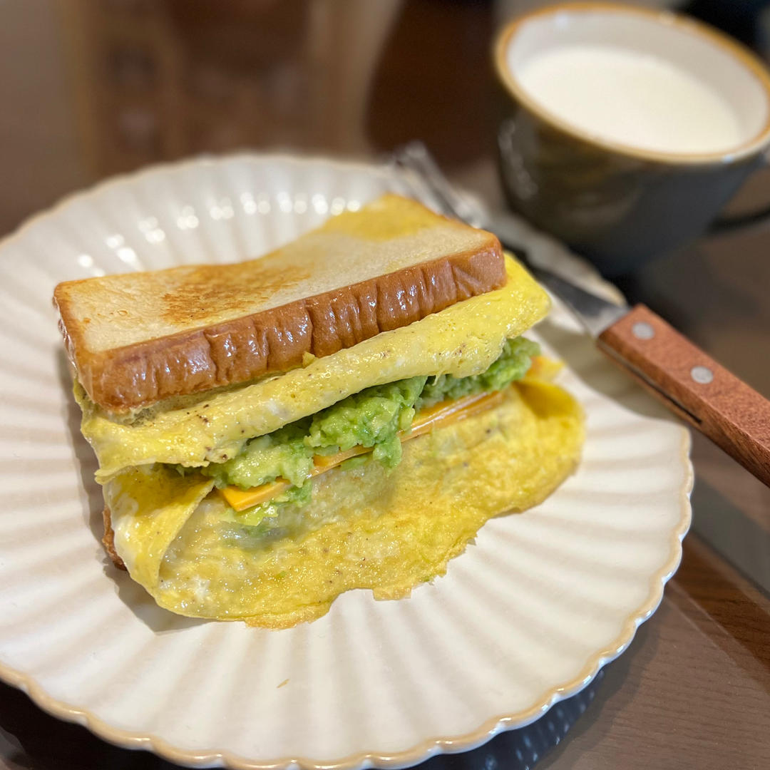 早餐丨爆浆牛油果培根蛋包吐司丨挂耳咖啡☕